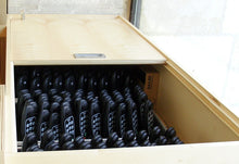 Charger l'image dans la galerie, Rangement de 150 audioguides dans la banque de distribution du musée national Marc Chagall à Nice.